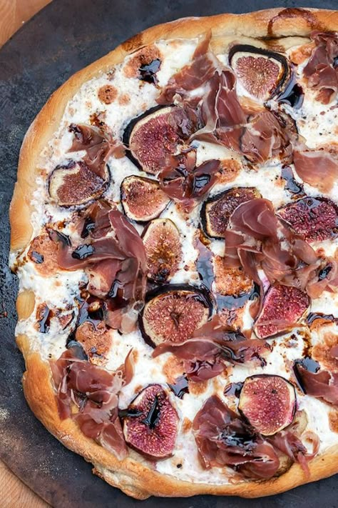 Fig and Prosciutto Pizza with Balsamic Drizzle | spachethespatula.com Fig And Prosciutto Pizza, Fall Pizza Recipes, Fig And Prosciutto, Fall Pizza, Balsamic Drizzle, Kale Recipe, Prosciutto Pizza, Fig Recipes, Easy Summer Meals