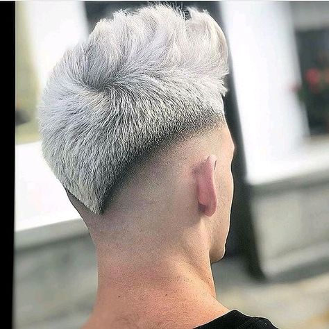 V Shaped Haircut, Mens Medium Length Hairstyles, Mens Hairstyles With Beard, Modern Punk, Mens Hairstyles Medium, Widow's Peak, Haircut Men, Short Hairdos, Faux Hawk