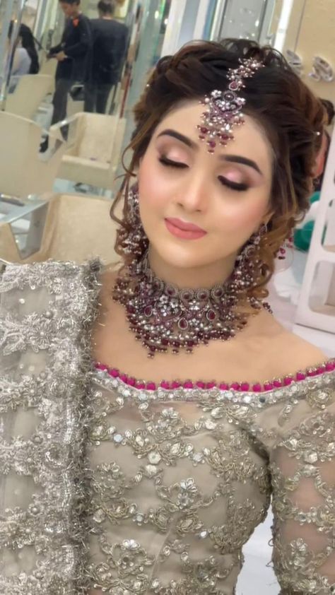 Kashees Hairstyle, Pakistani Bridal Makeup Hairstyles, Hairstyles Designs, Latest Bridal Makeup, Pakistani Bridal Hairstyles, Bridal Makeup Videos, Technology Devices, Hottest Hairstyles, Pakistani Bridal Makeup