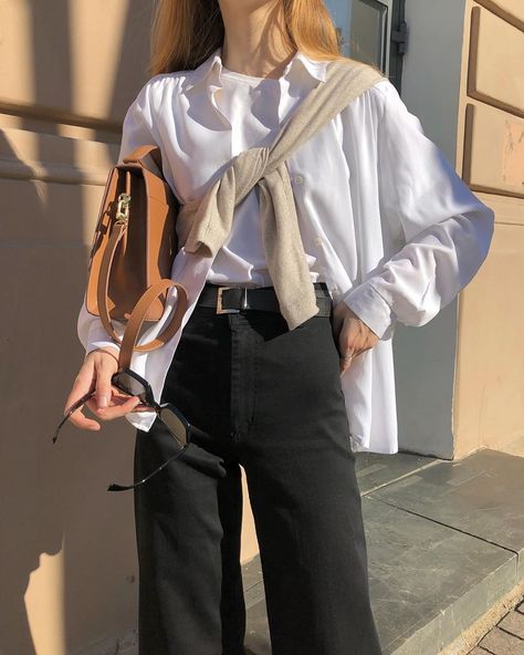 Jacket Tied Around Shoulders, Layered Knitwear, Minimalist Street Style, Old Sweater, Layering Outfits, Outfit Inspiration Fall, Instagrammer, White Shirt, Fashion Inspo Outfits