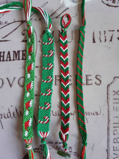 Christmas String Bracelets, Christmas Bracelet Ideas String, Christmas Thread Bracelets, Christmas String Bracelet Patterns, Friendship Bracelets Christmas, Christmas Embroidery Bracelets, Christmas Friendship Bracelets Patterns, String Bracelets Ideas, Bracelet Patterns Christmas