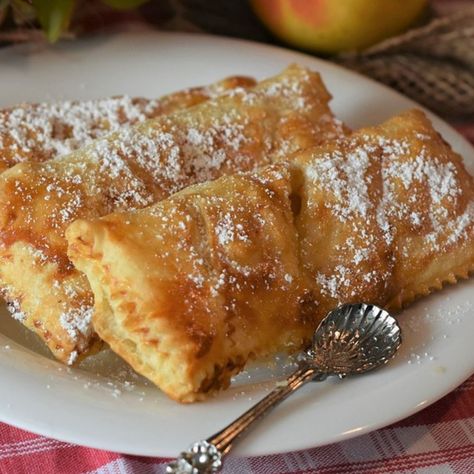 Apple Pockets Recipes, Crescent Sheet Recipes, Dough Sheet Recipes, Bread Braids, Cresent Roll Dough, Crescent Dough Sheet Recipes, Crescent Roll Dough Recipes, Apple Pie Pockets, Crescent Dough Recipes