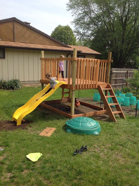 Diy Playset Outdoor Cheap, Diy Play Fort Outdoor, Diy Backyard Playground Ideas, Outdoor Forts, Play Fort, Diy Kids Playground, Swing Set Diy, Backyard Fort, Backyard Playset