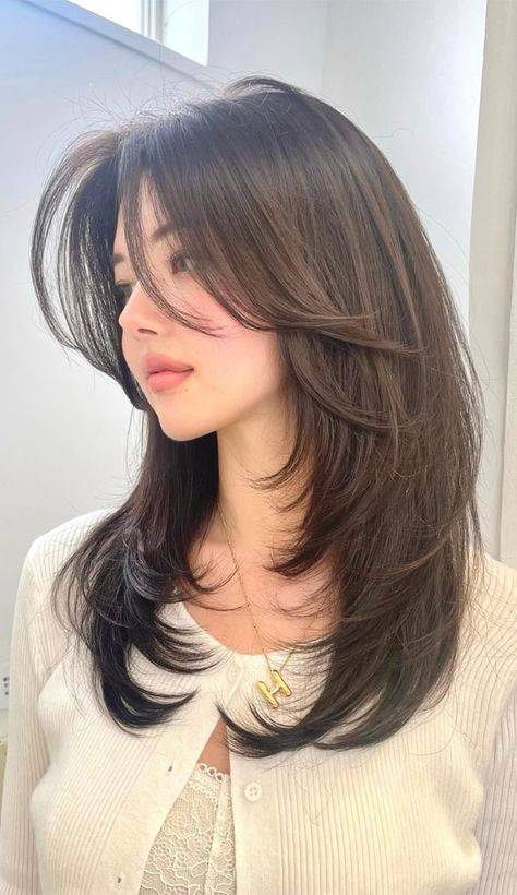 Tali Leher Lelaki, Hush Cut, Pretty Hair Cuts, Butterfly Haircut, Layered Haircuts For Medium Hair, Hair Inspiration Long, Hairstyles For Layered Hair, Haircut Inspo, Hair Cut Ideas