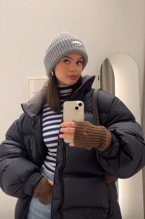 Puffer Jacket Outfit Oversized, Winter Jacket Aesthetic, Winter Outfits Jackets, Cold Outfit Ideas, Black Puffer Outfit, Winter Outfits Puffer Jacket, Hat Winter Outfit, Black Puffer Jacket Outfit, Women Puffer Jacket