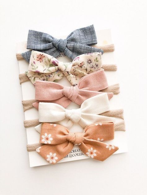 Have you ever struggled with finding the perfect baby bows? I feel like there are so many bows out there that either don’t fit or leave a huge red mark on my baby’s head. No thanks. However, I feel as though I have been able to compile a list of bows that work well for their ever-growing heads! #sponsored #babybow #etsy #accessories #babyfashion Headbands For Babies, Baby Band, Diy Baby Headbands, Girl Headbands, Baby Turban, Baby Bow Headband, Baby Bow