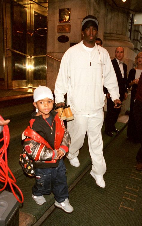 P. Diddy's 1990s hip hop style in 17 vintage snaps | Vogue Paris Justin Combs, 90 Hip Hop, 2000s Hip Hop Fashion, Billboard Charts, 1990s Hip Hop, Mode Hip Hop, Looks Hip Hop, 90’s Outfits, Sean Combs