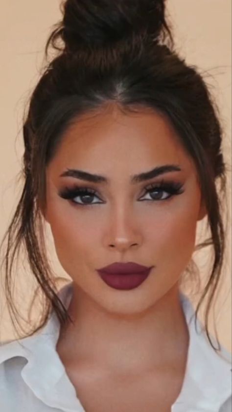 Makeup Ideas For Wine Color Dress, Latina Glam Makeup, Dark Brown Hair Makeup Looks, Makeup For Mexican Women, Makeup Looks For Black Hair, Latin Makeup Looks, Make Up For Dark Hair, Night Out Makeup Brown Eyes, Brown Hair Makeup Looks