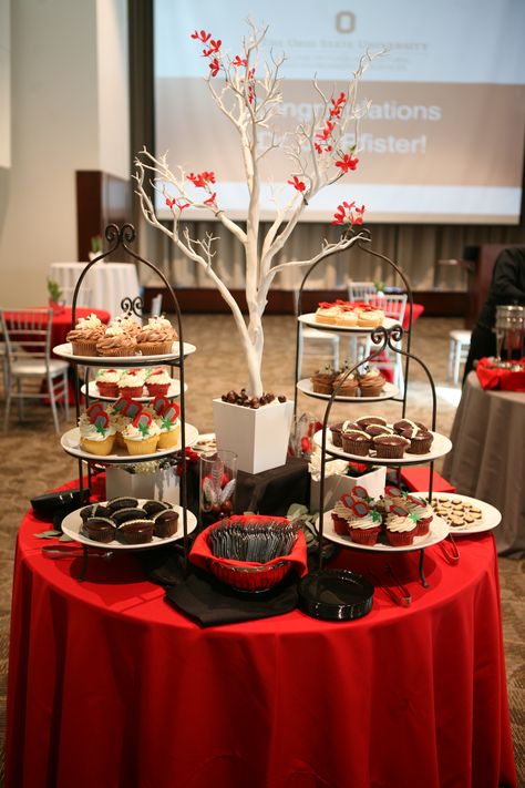 This Friday's Pinspiration comes from this gorgeous buffet centerpiece. We love this because adding an interesting detail to your buffet adds great dimension to the usual flat display. Xmas Dessert Table, Christmas Dessert Table Set Up, Christmas Dessert Bar Display, Christmas Buffet Ideas Table Decorations, Christmas Dessert Table Display, Christmas Buffet Table Decor, Christmas Dinner Buffet, Buffet Centerpiece, Christmas Party Buffet