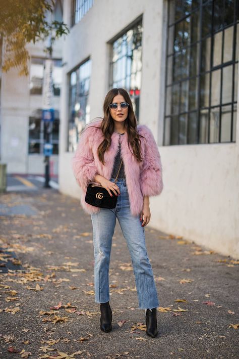 Pink Teddy Jacket Outfit, Pink Jacket Outfit Winter, Pink Fur Jacket Outfit, Short Fur Coat Outfit, Pink Fur Coat Outfit, Pink Fluffy Jacket, Pink Jacket Outfit, Vinter Mode Outfits, Pink Fur Jacket