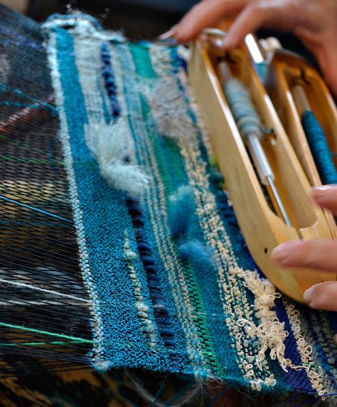 Saori Weaving, Weaving Loom Projects, Rigid Heddle Weaving, Types Of Weaving, Diy Weaving, Home Remodel, Thick Yarn, Weaving Textiles, Weaving Projects