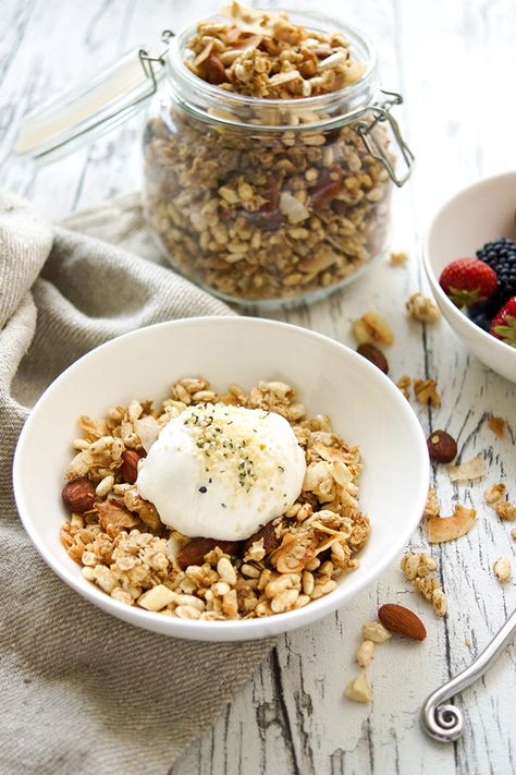 Honey-puff granola, oh yeah. Equal amounts of organic gluten-free oats and puffed brown rice cereal add a “cloud-effect” to a normally quite crunchy granola. And when I say “cloud-effect”, I’m talking light and airy. Light and airy together with some good ‘ole crunch. Kinda like mixing “honey pops” cereal with something healthy like müsli, but better… and homemade. #ellerepublic #glutenfree #recipe #breakfast Rice Puff Recipes, Recipe With Almonds, Diy Granola, Healthy Granola Recipe, Cardamom Recipe, Honey Puffs, Puffed Rice Cereal, Endo Diet, Granola Recipe Healthy