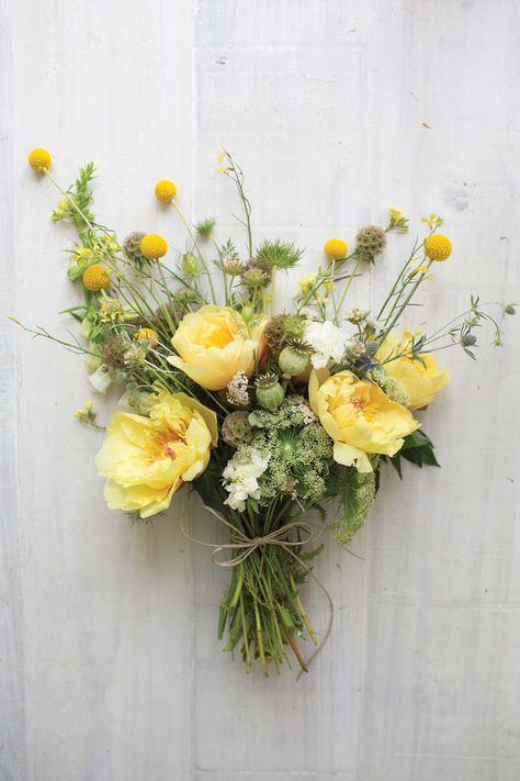 Yellow Peonies Bouquet, Yellow Wedding Florals, Yellow Flowers Aesthetic, Posy Flowers, Poppy Heads, Flower Posy, Yellow Flower Arrangements, Yellow Peony, Peonies Season