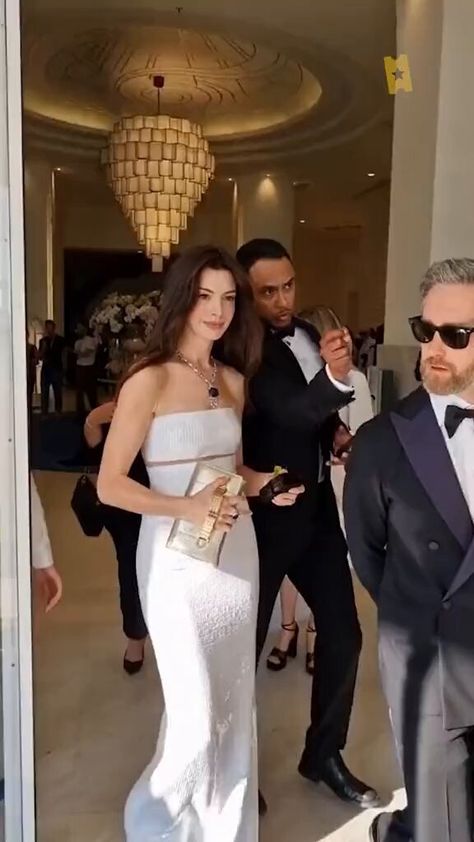 (4) popculture on X: "some of my favorite moments of the cannes film festival: 1) nicole kidman looking effortlessly cunty in 2003 https://t.co/3WS1XK6CDo" / X Anne Hathaway Devil Wears Prada, Cocktail Party Outfit Classy, Anne Hathaway Style, Cannes 2022, Cocktail Party Outfit, Devil Wears Prada, Anne Hathaway, Nicole Kidman, Cannes Film Festival