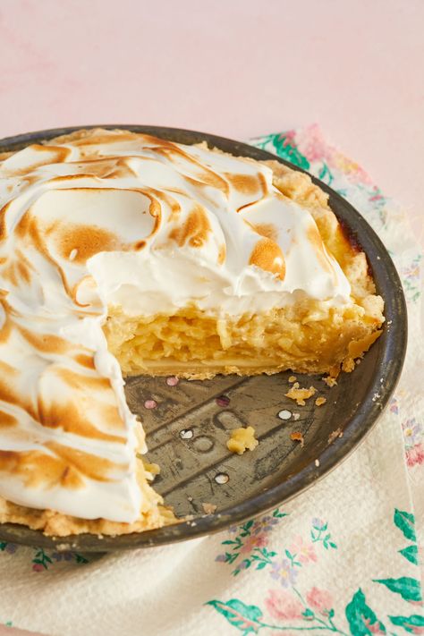 Make this traditional Irish recipe, a lovely apple pie with meringue, for St. Patrick's Day. #appleamberpierecipe #irishrecipes #appleamber #applepie #stpatricksdaytreats Irish Pie, Best Cooking Apples, Gemma Stafford, American Apple Pie, Irish Desserts, Bigger Bolder Baking, Sweet Potato Pies Recipes, Sweet Potato Cake, Homemade Whipped Cream