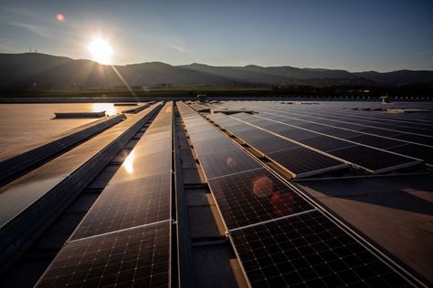 Spain launched an auction for 3.3 gigawatts of new wind and solar farms Solar Images, Eco Technology, Solar Energy Facts, Solar Energy Kits, Renewable Energy Projects, Design Floor Plans, Solar Thermal, Economic Analysis, Solar Farm