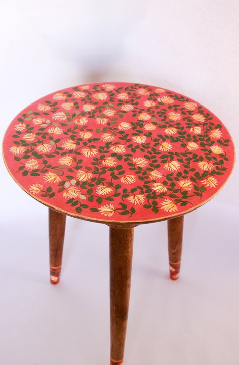 Painted Side Tables Living Room, Room Indian Style, Living Room Indian Style, Peg Table, Hand Painted Side Table, Painted Table Top, Vintage Hand Painted Furniture, Side Table Wooden, Three Legged Table