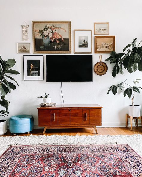 Tv Gallery Wall Ideas, Tv Gallery Wall, Sala Vintage, Decor Around Tv, Kitchen Gallery Wall, Record Room, Tv Unit Decor, Living Room Wall Units, Condo Living Room