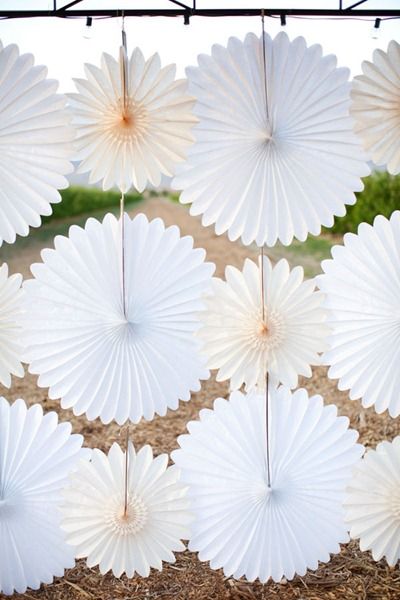 Paper Wheel Backdrops (and tutorial)!  Great for parties and as photo background. Decor Photobooth, Pinwheels Paper, Party Fotos, Paper Fans, Photo Booth Backdrop, Las Vegas Weddings, Vegas Wedding, The Ceiling, Wedding Deco