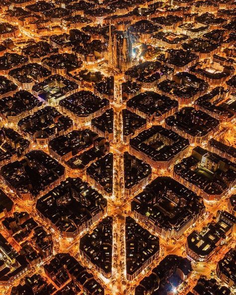 41 Strange on Twitter: "Nighttime view of Barcelona  (Image: Henry Do)… " Hd Wallpaper Android, City At Night, Barcelona City, Voyage Europe, Destination Voyage, Colmar, City Aesthetic, Spain Travel, Barcelona Spain