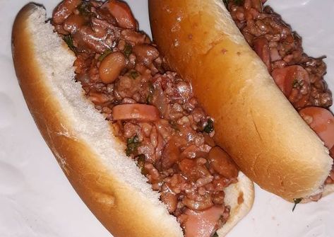 Chili dog Receta de My Kitchen ❤- Cookpad Chili Dog, Chili Dogs, My Kitchen, Dog Bun, Hot Dog Buns, Cilantro, Hot Dogs, Chili, Bread