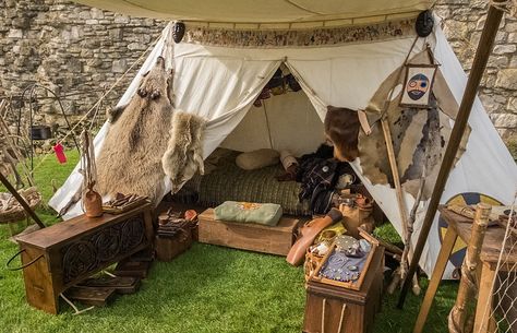 The Wayland Kista at Scarborough 2015 Viking Tent Interior, Scarborough Castle, Viking Tent, Bonanza Slot, Viking Camp, Survival Skills Emergency Preparedness, Medieval Party, Medieval Furniture, Camping Inspiration