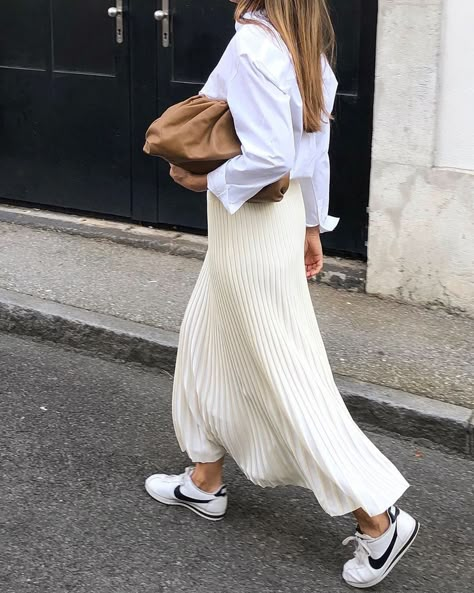 Nordic Style Report on Instagram: “More white 😄✌🏼| @llunabe” Minimalist Moda, Minimalistic Outfits, Outfits For Summer, White Minimal, Looks Party, Minimal Outfit, Looks Street Style, Street Style Summer, Long Skirts