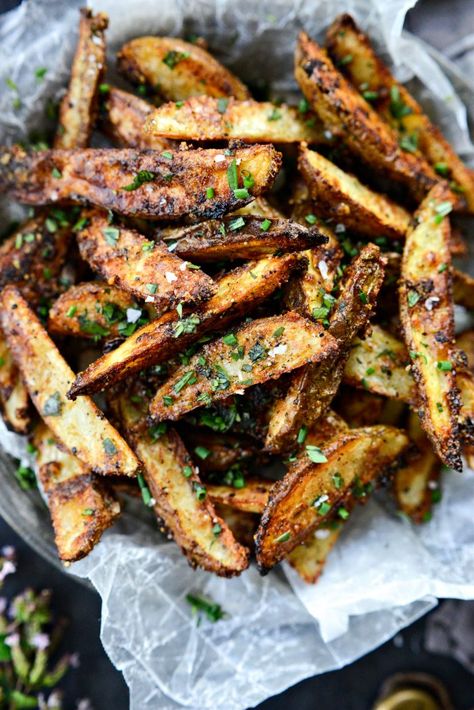 Truffle Parmesan Fries Russet Fries, Parmesan Fries Recipe, Truffle Potato Chips, Italian Starters, Dirty Fries, Loaded Potatoes, Parmesan Fries, New Drink, Eating Good