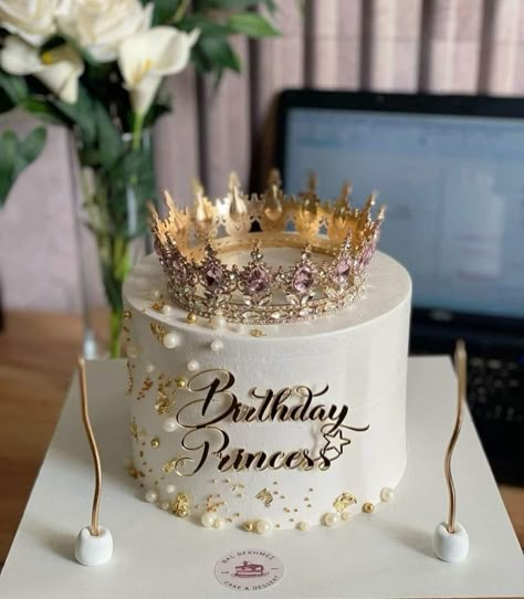 Cakes With Crowns On Top, Crown Cake Ideas, Bday Cake For Mom, Birthday Cake With Crown, 18th Birthday Cake Designs, Princess Happy Birthday, Happy Birthday Queen, 14th Birthday Cakes, Cake Topper Acrylic