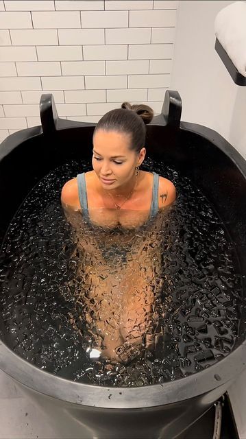 Dasha on Instagram: "Click here for ice bath benefits: ⠀ 🧊 It helps your muscles recover after a killer workout, prevent muscle soreness and reduce risk of injury ⠀ 🧊 Boosts mental health - you’re instantly feeling happier, guaranteed ⠀ 🧊 Improves your sleep ⠀ 🧊 And my most favourite - cold exposure has an anti ageing effect and really great for your skin 👊🏼 ⠀ the timeline stats by @siimland" Ice Bath Routine, Cold Water Bath Benefits, Face Ice Bath, Ice Water Face Bath Benefits, Benefits Of Cold Water Therapy, Ice Bath Benefits, Mountain Room, Cold Exposure, Bath Benefits