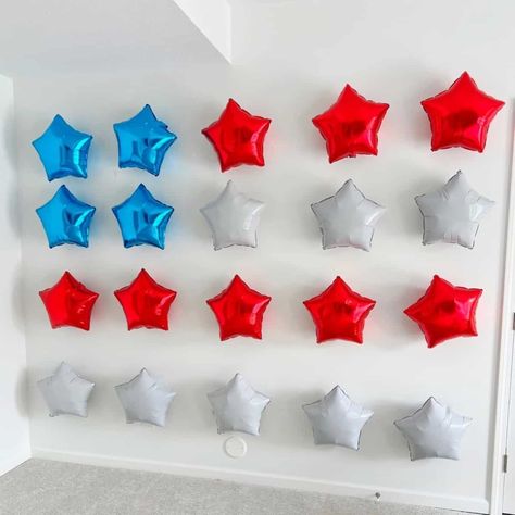 Make this patriotic backdrop display using foil star balloons and painters tape to attach them to the wall. Star Balloon Backdrop, July 4th Backdrop, Easy Party Backdrop, Patriotic Backdrop, Star Balloons, 5 Balloons, Wall Flag, American Theme, Easy Parties