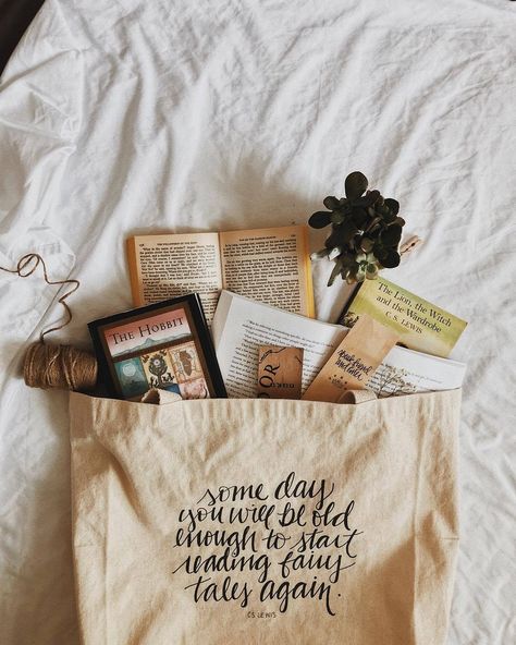 Audiobook Bookstagram, Bag Flatlay, Book Flatlay, Bookstagram Posts, Book Photography Instagram, Book Content, Bookstagram Ideas, Book Photos, Bookstagram Inspiration