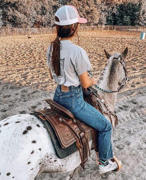 Gift Ideas For Siblings, Vsco Christmas, Country Girl Aesthetic, Mode Country, Girlfriend Gift Ideas, Dad Gift Ideas, Foto Cowgirl, Cute Cowgirl Outfits, Rodeo Girls