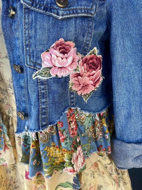 Altered Denim Jacket, Boho Denim Jacket Diy, Upcycled Jean Jackets Ideas, Jean Jacket Embellishments Ideas, Jean Jacket Refashion, Jean Jacket Patches Ideas, Denim Jacket Diy Upcycling, Upcycled Jean Jacket, Jean Jacket Diy Upcycling