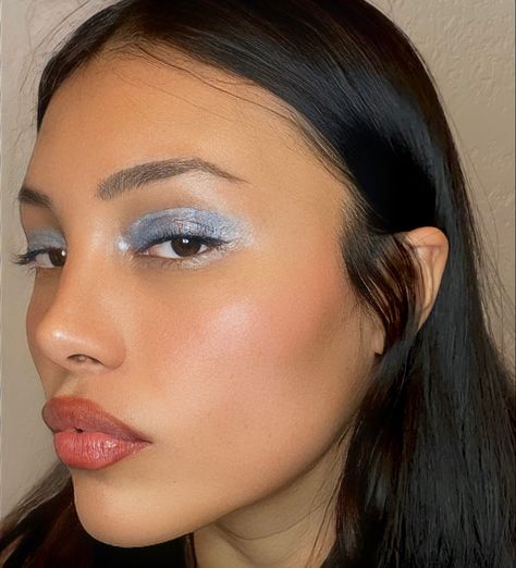 Blue Shadow Makeup, Aquarius Beauty, Blue Eyeshadow Aesthetic, Blue Eye Shadow, Going Out Makeup, Wedding Makeup Looks, Colorful Eye Makeup, Cute Makeup Looks, Blue Eyeshadow