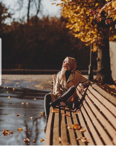 Autumn Photography Portrait, Fall Photo Shoot Outfits, Fall Shoot, Autumn Instagram, Fall Portraits, Tattoo Photography, Photographie Portrait Inspiration, Portrait Photography Poses, Foto Poses