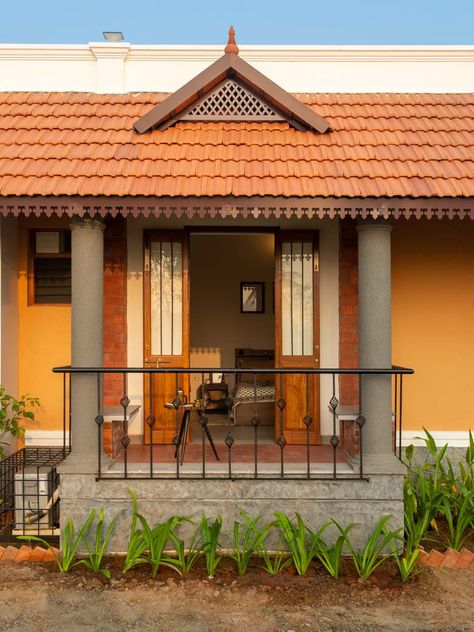 Get nostalgic with the traditional house design of this home in Tamil Nadu | Goodhomes.co.in Traditional House Design, Home Gym Design Garage, House Plans Ideas, Kerala House, Countryside Style, Free House Plans, Courtyard House Plans, Kerala Houses, Front Steps