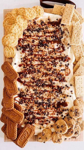 Butter Board Dessert, Butter Tray Ideas, Buttercream Charcuterie Boards, Frosting Dessert Board, Cookie Dip Charcuterie Board, Cookie Grazing Board, Butter Board Ideas Sweet, Buttercream Frosting Charcuterie Board, Frosting Charcuterie Board Ideas