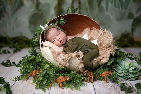 16 Movie-inspired newborn photoshoot ideas - If you're looking for some truly unique and memorable newborn photos, why not take inspiration from your favorite movies? Award-winning photographer Stephany Ficut from the Dallas Forth Worth area has come up with some brilliant movie-inspired newborn photoshoot ideas that are sure to make your little one's photos stand out.#movieinspiredphotoshoot #newbornphotography #newbornphotographyprops Newborn Photoshoot Ideas, Studio Baby Photography, Newborn Baby Props, Baby Photography Poses, Baby Family Pictures, Baby Movie, Studio Newborn, Newborn Baby Photoshoot, Child Photography