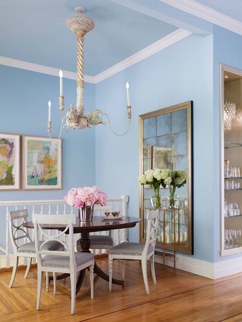 The Best Colors to Use in Small Homes Blue Dining Room Decor, Light Blue Living Room, Blue Walls Living Room, Shabby Chic Dining Room, Chic Dining Room, Shabby Chic Dining, Blue Dining Chair, Dining Room Blue, Color Decoration