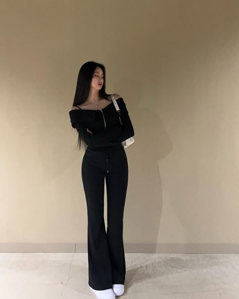 Korean Black Outfit Aesthetic, Formal Korean Outfit, Black Flare Pants Outfit Casual, Meeting Parents Outfit, Cute Outfits Tomboy, All Black Formal Outfit, Black Stylish Outfits, Outfit Hitam, Semi Formal Outfits For Women