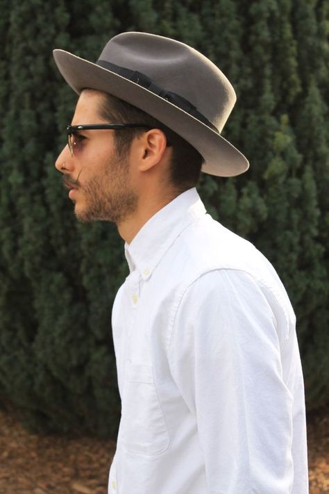 10 Cool Hats For Men To Wear This Summer Grey Fedora Hat Outfit, Wide Brim Fedora Outfit, Look Casual Hombre, 20s Mens Fashion, Wide Hats, Felt Hat Outfit, Hat Men Outfit, Fedora Men, Fedora Outfit