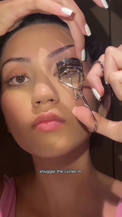 Why you cant curl your outer lashes👀 - how to curl your lashes properly #eyelashes How To Properly Curl Eyelashes, Curl Bottom Lashes, How To Curl Your Eyelashes, How To Curl Your Lashes, How To Curl Lashes, How To Curl Eyelashes, Lazy Hair Styles, Curling Lashes, Lazy Hair