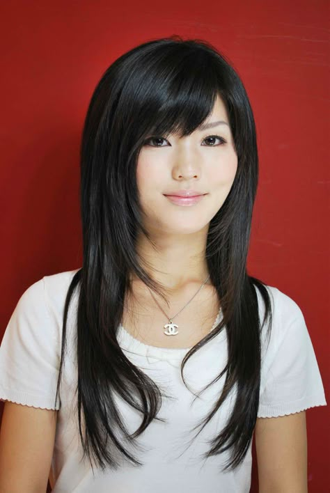 Bangs On A Oval Face, Asymmetrical Bangs Long Hair, Japanese 2000s Hairstyles, Long Hair With Bangs Sideswept, Wolfcut With Side Bangs, 2000s Japanese Haircut, Side Bangstyle Hair Long Layers, Hairstyles For Side Part, Side Bangstyle Hair Medium