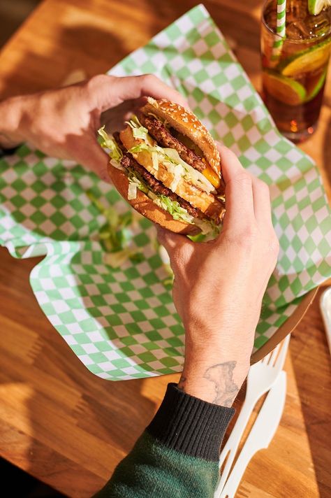 Lifestyle Burger Photography, Take Out Food Photography, Southern Food Photography, Food Truck Food Photography, Food Brand Photography, Sandwich Product Photography, Vibrant Food Photography, Food Photography With People, Restaurant Lifestyle Photography