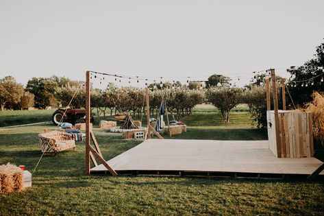 pista de dança Country Dance Floor, Dance Floor Diy Wedding, Diy Dance Floor Wedding, Pallet Dance Floor, Diy Dance Floor, Diy Wedding Dance Floor, Dance Floor Diy, Greenhouse Backyard, Romantic Backyard Wedding