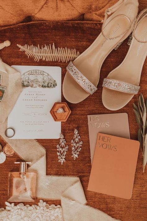 Boho Detail Shots, Wedding Invitation Photography Poses, Boho Ring Box Wedding, Details Box For Wedding, Wedding Invitations Pictures Ideas, Wedding Accessory Pictures, Invitation Suite Wedding Flat Lay, Wedding Ring Box Detail Shots, Wedding Picture Invitations