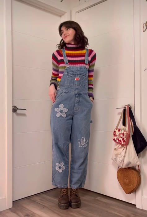 Overalls Aesthetic Fall, Colourful Dungarees Outfit, Overalls Outfit Artsy, Kawaii Teacher Outfits, Summer Art Teacher Outfits, Cool Outfits Colorful, Painting Outfit Ideas, Overalls Outfit Colorful, Cute School Teacher Outfits