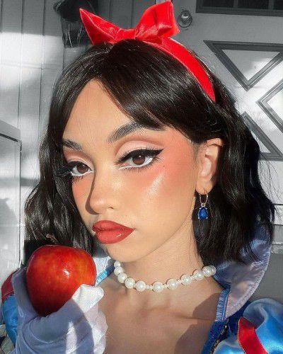 Snow White Hair And Makeup, Snow White Eyeshadow, Snow White Makeup Ideas, Snow White Costume Makeup, Snow White Makeup Looks Halloween, Snowwhite Costume Women, Snow White Inspired Makeup, Disney Characters Cosplay, Snitchery Cosplay