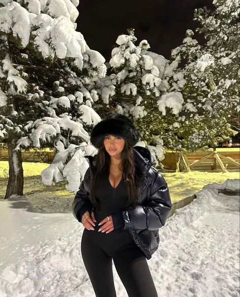 Snow Fits Baddie, Toronto Canada Winter Outfits, Fuzzy Headband Outfit, Canada Aesthetic Winter, Denver Colorado Winter Outfits, Snow Instagram Pictures, Snow Outfit Ideas, Winter Goals, Wonderland Photoshoot